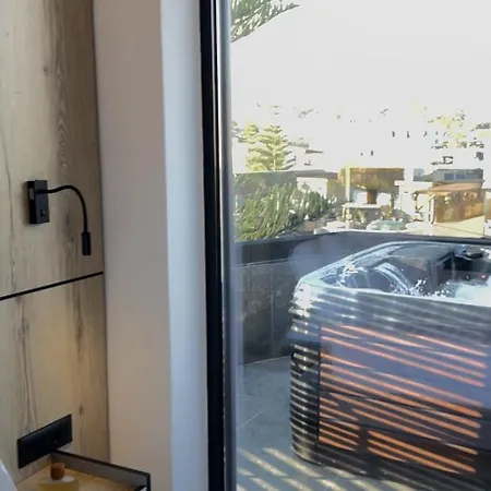 فندق Joni Premium 4*